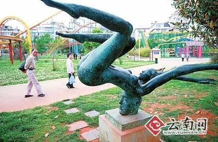 購物公園現裸體雕塑 大尺度不忍直視節操碎一地